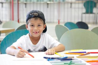 
		Ein Kind spielt in der Ferienbetreuung
	